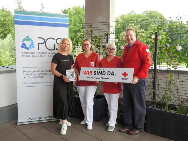 Daniela Kanzian (v.l., Leiterin der PGS-Arbeitsstiftung), Danijela Gačić, Ioana Cascaval (Teamleiterin, Seniorenwohnhaus Puch), Christian Präauer (Haus- und Pflegedienstleitung, Seniorenwohnhaus Puch) | Foto: Rotes Kreuz Salzburg