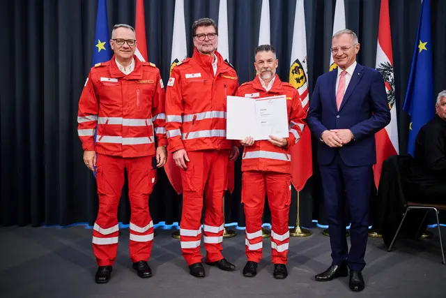 Landesrettungskommandant Reinhard Schmidt, OÖ RK-Präsident Gottfried Hirz, Jan Hoffmann und Landeshauptmann Thomas Stelzer bei der Angelobungsfeier. | Foto: Land OÖ/Peter Mayr