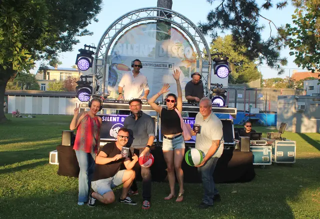 Super Wetter, tolle Stimmung! von links: STRin Dagmar Steiner, GR Mehmed Alajbeg, Vizebürgermeister Rainer Praschak, Mathilda Prasek und STR Markus Gilly freuen sich aufs Tanzen im Stadtbad!
 

 | Foto: Stadtgemeinde Mödling / mc