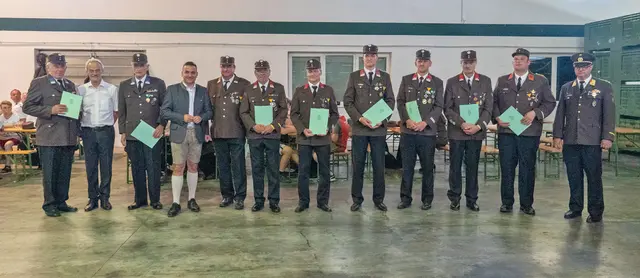 Ein Programmpunkt des Festaktes war die Übergabe von Urkunden für langjährige Verdienste. | Foto: FF Aschau