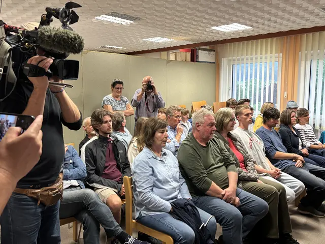 Das Interesse der Obsteiger, vor allem der Bewohner des Weilers Wald, und der Medien an dieser kurzen Sitzung war groß. | Foto: Dorn