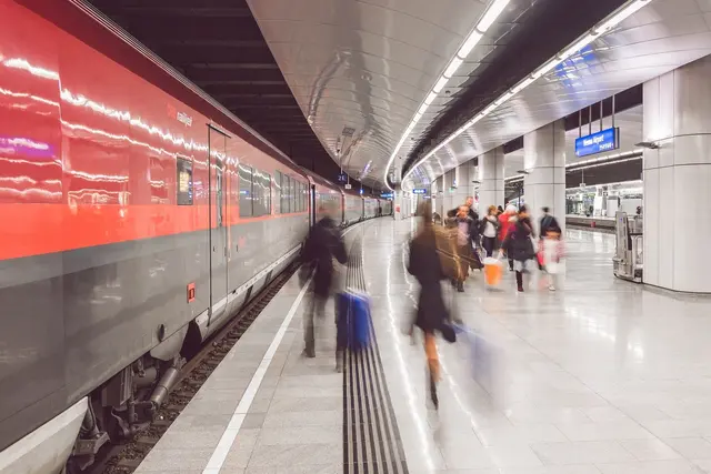 Als Verkehrseinschränkung bezeichnet die ÖBB die Verzögerungen des Zugverkehrs am Donnerstag. Der Weg zum Flughafen werde etwas erschwert. (Archiv) | Foto: ÖBB
