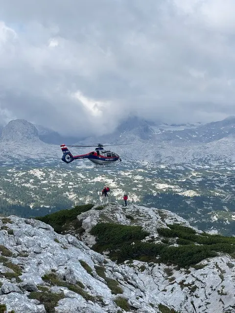 Auch der Hubschrauber war bei der Suchaktion im Gebiet südlich des Napfenkogels im Einsatz. | Foto: Bergrettung Obertraun