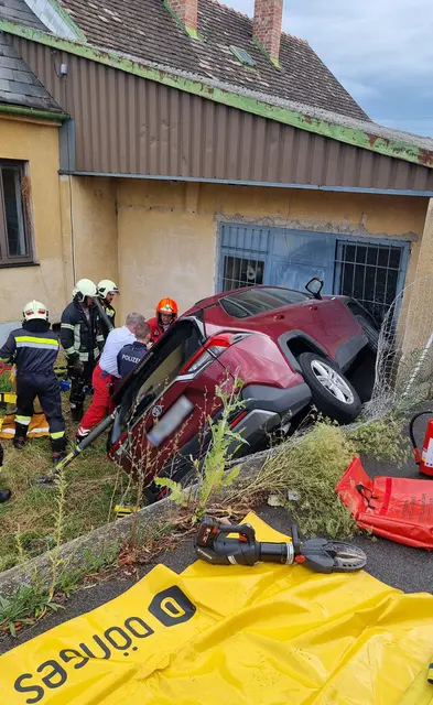 Lenker aus SUV in Schärglage befeit | Foto: BFKDO Baden / Stefan Schneider / www.bfkdo-baden.com