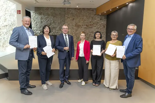 Stadtvermittler: Kulturstadtrat Franz Piribauer und Museumsleiterin Julia Schlager (Bildmitte) mit fünf der sechs neuen Stadtvermittlerinnen und Stadtvermittlern (v.l.n.r.): Andreas Safranmüller, Birgit Safranmüller, Lena Hoffmann, Helga Pamminger, Christian Hoffmann - nicht am Bild: Der 6. neue Stadtvermittler Armin Zepic. | Foto: Stadt Wiener Neustadt/Weller