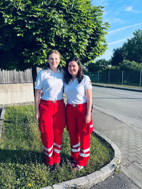 Die Freundinnen Leonie Seibriger und Marlene Aigner (v.l.) aus St. Georgen sind seit zehn Jahren gemeinsam beim Roten Kreuz aktiv. | Foto: ÖRK/RK St. Georgen