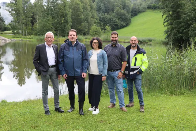 Am Tramser Weiher zeigt sich, was durch Umweltschutz möglich ist.
vlnr.: Bürgermeister Herbert Mayer, Landesrat René Zumtobel, Umweltreferat Sabine Walter, Obmann des Umweltausschusses Johannes Schönherr, Matthias Huber vom Bauamt Stadgemeinde Landeck. | Foto: Celina Leitner