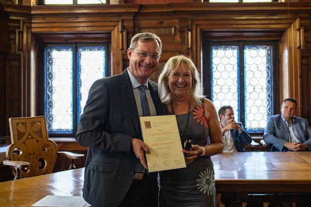 Bürgermeister Bernhard Zwielehner und Angelika Podgorschek. | Foto: Julia Martin/Stadtamt Ried