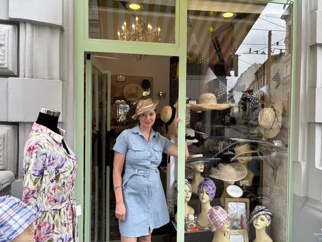 MeinBezirk wagt einen Blick hinter den roten Schriftzug "Hutsalon" in der Josefstädter Straße. | Foto: Scheiber/MeinBezirk