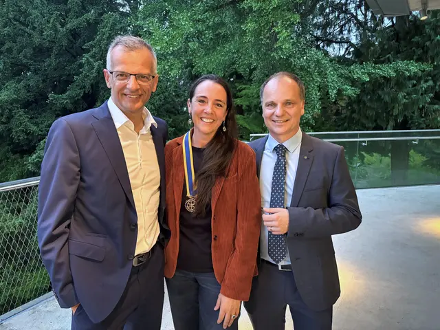 Rotary-Präsidentin Felicitas Kohler und Michael Unterweger (r.) gratulieren dem zweifachen RAAM-Solofinisher Kurt Matzler zu seiner Leistung. | Foto: © RC Innsbruck Goldenes Dachl
