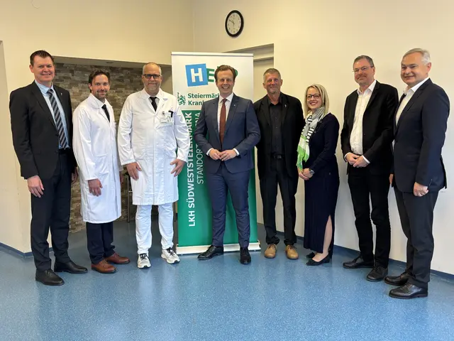 V.l.: Kages-Vorstand Ulf Drabek, Primarius Martin Mitteregger, Primarius Matthias Fritz, Landesrat Karlheinz Kornhäusl, Primarius Othmar Grabner, Pflegedirektorin Monika Pisleritsch, Betriebsdirektor Robert Graf-Stelzl und Kages-Vorstand Gerhard Stark | Foto: Waltraud Fischer