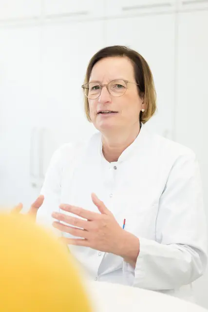 Barbara Sinner, Direktorin der Univ.-Klinik für Anästhesie und Intensivmedizin Innsbruck, erklärt die lebenswichtigen Erste-Hilfe-Maßnahmen bei Ertrinkungsunfällen | Foto: MUI/F. Lechner