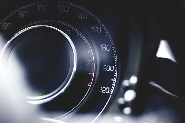 Der Lenker war mit 156 km/h anstatt der erlaubten 100 km/h unterwegs. | Foto: Pixabay