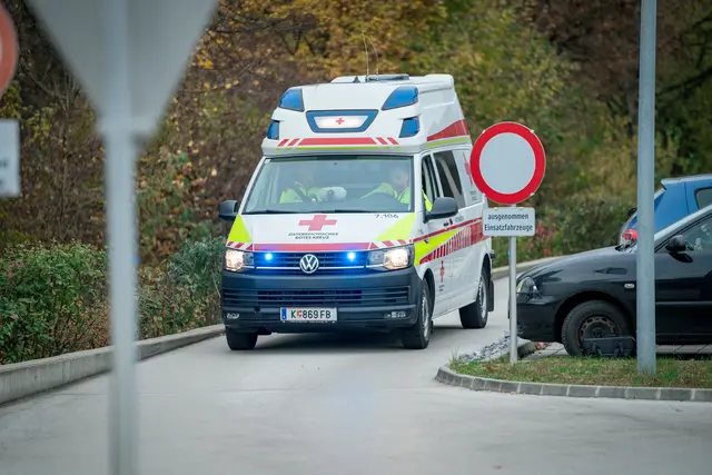 Durch den Zusammenstoß kam der Radfahrer zu Sturz und musste mit Verletzungen unbestimmten Grades von der Rettung in das LKH Wolfsberg gebracht werden (Symbolfoto) | Foto: Bernhard Knaus