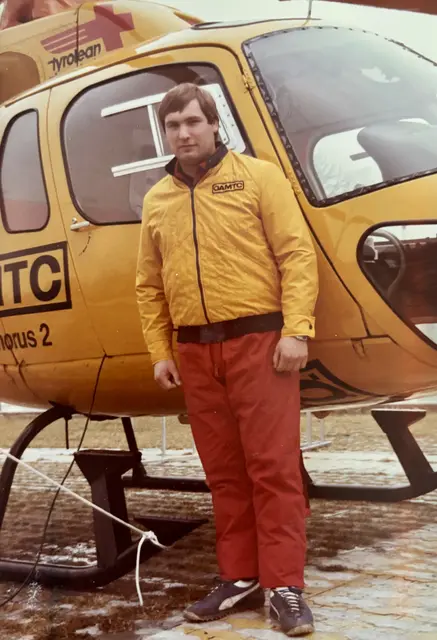 Andreas Ettenauer 1983 als Notfallsanitäter vor dem ersten Christophorus 2. | Foto: Ettenauer