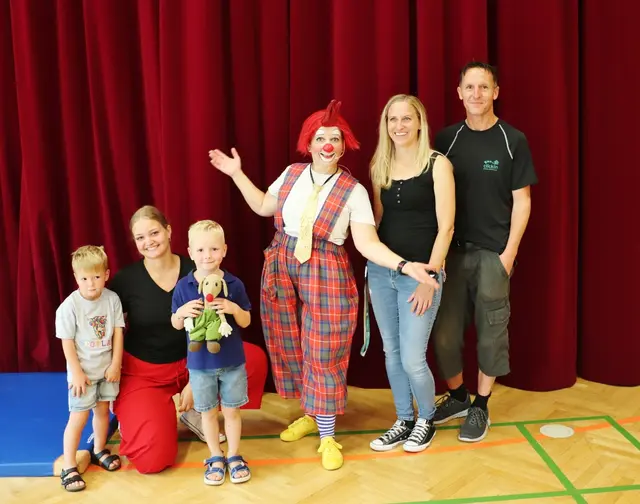 Clownin Popolina mit Fanny Puchtler (l), Viktoria Heher und Helmar Haas vom ClickIn-Team bei ihrer Show in Gratwein-Straßengel. | Foto: Edith Ertl