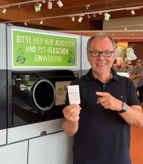Hans Steinberger mit Bon und Rückgabeautomat. | Foto: privat