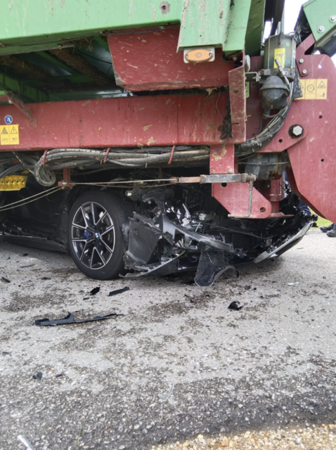 Das Auto wurde durch den Crash massiv beschädigt.  | Foto: FF St. Marienkirchen/Hausruck