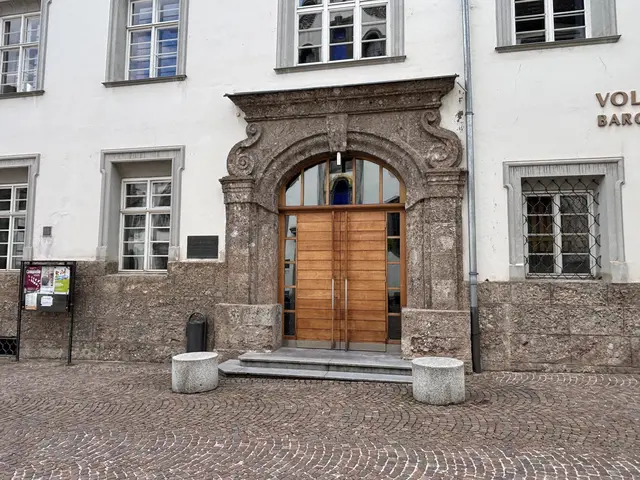 Ursprünglich war von der Sanierung von elf Decken die Rede. Doch nun stellte sich heraus: Auch die tragenden Deckenbalken im obersten Geschoss der Schule sind massiv beschädigt. | Foto: Kendlbacher