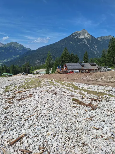 Ein Erdwall schützt die Gamsalm. Jetzt macht man sich daran, auch weit oberhalb einen Schutzdamm zu schütten. | Foto: Gem. Ehrwald