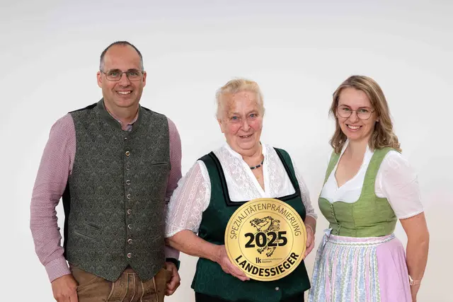 Mit ihrem „Frikandeau“ feiern Franz, Mathilde und Claudia Tropper (v.l.n.r.) vom Weinhof - Buschenschank Tropper aus St.Veit i.d. Südsteiermark den Landessieg in der Kategorie „Kochschinken“. | Foto: ©LK Stmk/Kristoferitsch