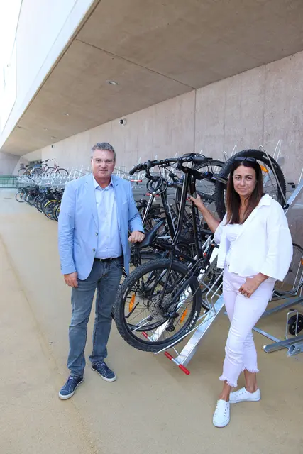Bürgermeister Wolfgang Kocevar, Stadträtin Claudia Dallinger mit den neuen Radständern. | Foto: Stadtgemeinde Ebreichsdorf
