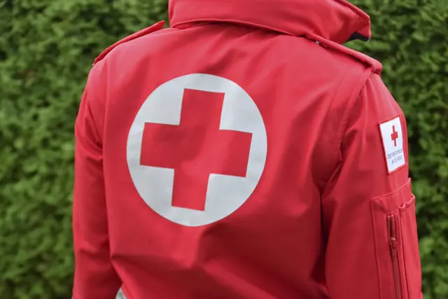 Rettungskräfte versorgten das Opfer vor Ort, die Verletzungen wurden als unbestimmten Grades eingestuft. | Foto: Johanna Schweinester