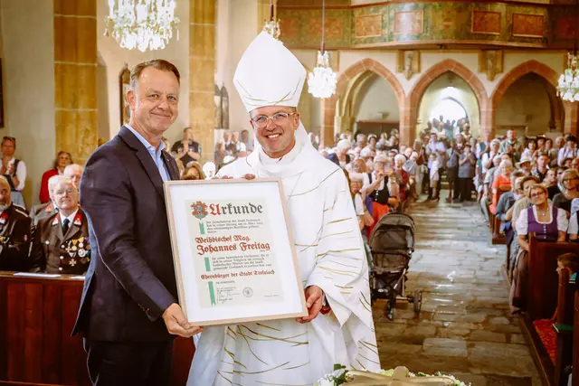 Mit der Ernennung zum Ehrenbürger endet für Johannes Freitag ein wichtiges Kapitel in Trofaiach - Bürgermeister Mario Abl überreichte die Ehrenurkunde der Stadt. | Foto: Armin Russold