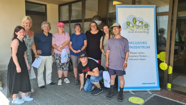 V. l.: Sonja Rainer (Ansprechpartnerin Inklusives Lernzentrum), Astrid Kleesadl (Pflegeleitung, SOB Gallneukirchen), Sepp Wall-Strasser (Bürgermeister Gallneukirchen), begleitete Mitarbeiter:innen, Daniela Eigner (Regionalleitung Behindertenarbeit Diakoniewerk) und Christel Holzmann (Diakoniewerk).
 | Foto: Diakoniewerk