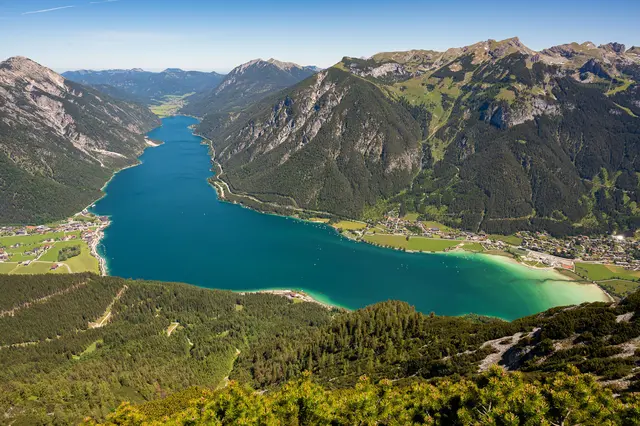 Der Achensee in seiner vollen Pracht. Der Hundestrand befindet sich direkt nach dem Tunnel Richtung Pertisau. | Foto: Andreas Zebrak