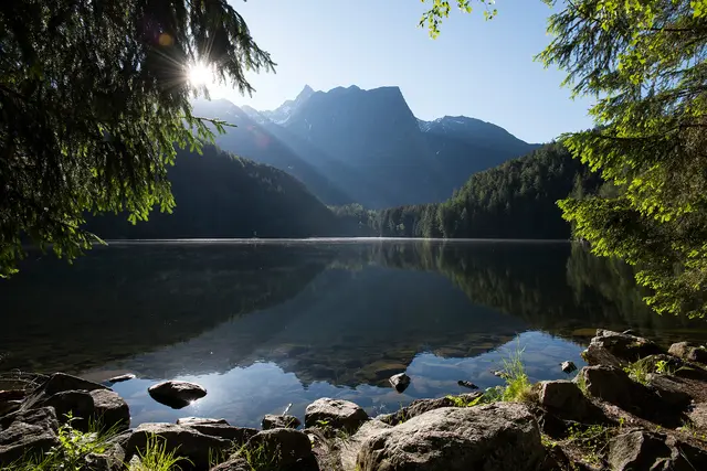 Tirol hat über 600 Seen, viele davon laden zum Schwimmen ein, wie der Piburger See.  | Foto: Ötztal Tourismus / Matthias Burtscher 