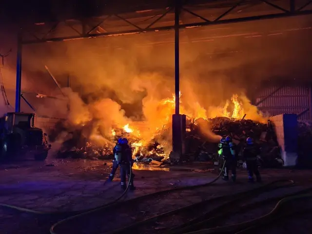 Dienstagnacht brannten rund 300 Quadratmeter Fläche an Haus- und Mischmüll in Penzing. Auslöser könnte ein Akku gewesen sein, wie es laut Brandermittlern aussieht. | Foto: Stadt Wien - Berufsfeuerwehr