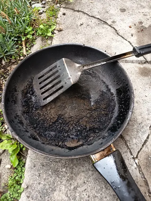 Angebrannte Speisereste in einer Pfanne führten zu einer starken Rauchentwicklung in einem Wohnhaus. Ein nebenan wohnender Hotelgast bemerkte den Rauch und alarmierte die Freiwillige Feuerwehr Wenns. | Foto: Freiwillige Feuerwehr Wenns