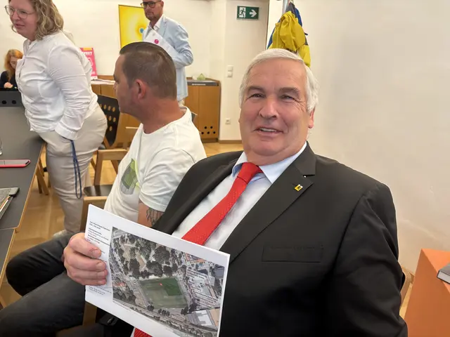 Sicherheitsbeauftragter Andreas Ettenauer zeigt den Lageplan für den Sicherheitstag am Wachauer Volksfest 2025 | Foto: sg