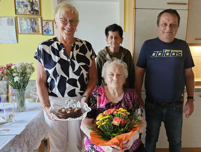 Jubilarin Anna Rohrböck mit Sohn Herbert, Schwiegertochter Helga und Inge Kapeller (l.) | Foto: Pensionistenverband Vitis