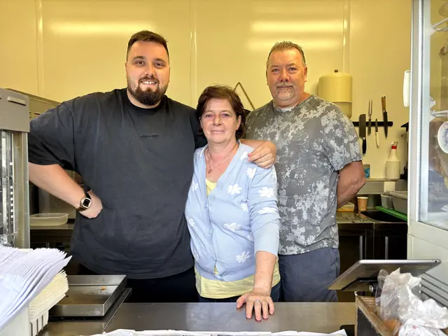 Robert, Doris und Johann Figl im Imbissstand (v.l.).  | Foto: Lisa Kammann/MeinBezirk