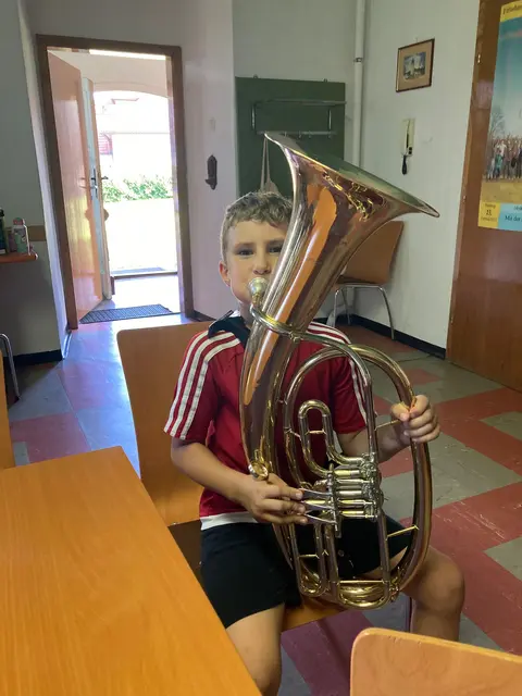 Schon cool so ein großes Instrument mal selbst zu spielen.  | Foto: VP Hoheneich-Nondorf