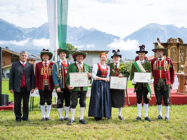 50 Jahre bei den Schützen: Walter Czermak (Wildermieming), Engelbert Kaneider und Josef Haider (beide Flaurling), im Bild mit Bgm. Markus Baumann, Hptm. Stefan Kuprian, Bundespresseoffizier Alexander Haider, LR Cornelia Hagele und Bataillonskommandant Andreas Haslwanter. | Foto: Melanie Kirchmair (klicks.by.mel)