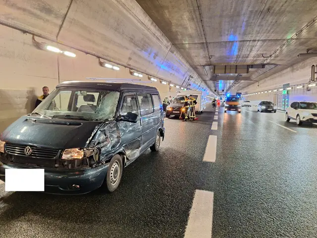 Unfall im Amraser Tunnel: Ein Pkw touchierte beim Fahrstreifenwechsel die rechte Seite eines Wohnwagens und prallte anschließend rechtsseitig gegen die Tunnelwand. | Foto: Rotes Kreuz Innsbruck