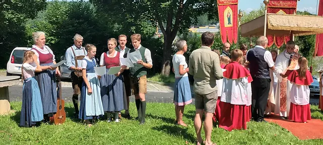Familien Musik Ramminger bei der Prozession um die Pfarrkirche St. Margarethen an der Raab  | Foto: Paul Kaiserfeld