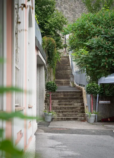 Die Treppenanlage, die von der Reichenhaller Straße – nahe der Ausfahrt der Altstadtgarage – aus erreichbar ist, stellt damit einen neuen Erinnerungsort im öffentlichen Raum der Stadt Salzburg dar. | Foto: Stadt Salzburg: Alex Killer