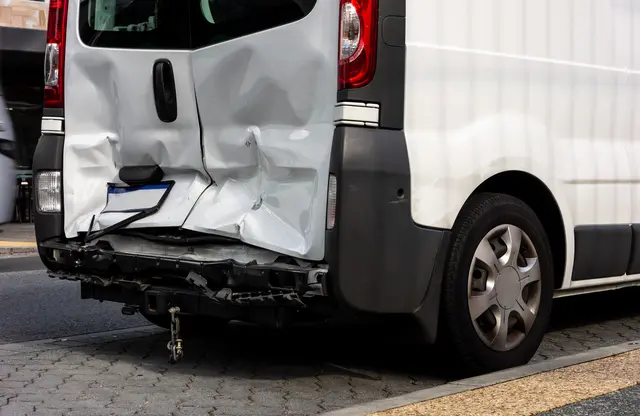 Auf der B100 ereignete sich ein Auffahrunfall.(Symbolfoto) | Foto: stock.adobe.com/at/mino21