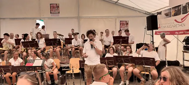 Günter Karner der Jugendreferent des MV St. Margarethen/Raab als Moiderator beim Frühschoppen