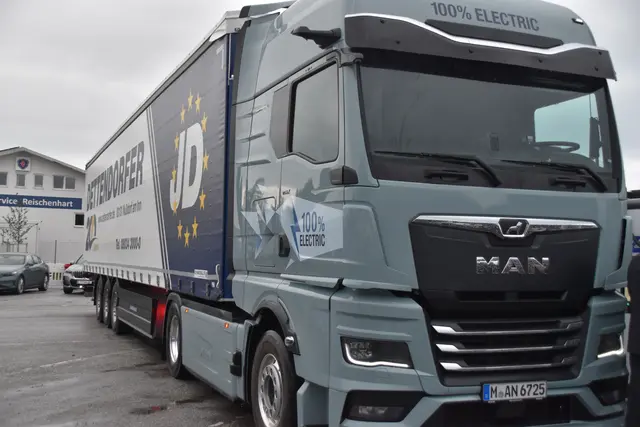 Der eTruck machte – um "aufzuladen" – Halt am Autohof in Raubling. | Foto: Barbara Fluckinger