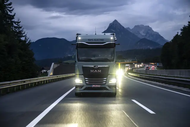 Der eTruck von MAN und Dettendorfer ist vom Nachtfahrverbot ausgenommen und fährt in einer ersten Testphase im Juli und August 2025 durchs Inntal.  | Foto: MAN