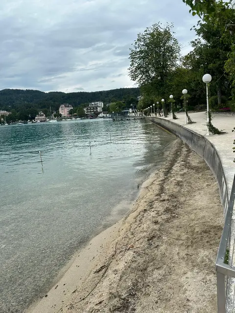 Ein Renaturierungsprojekt entlang der Blumenpromenade sorgt für Unmut in der Bevölkerung. | Foto: FPÖ Pörtschach
