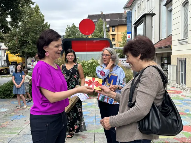 Petra Friedrich übergibt Elfriede Puregger den 150€ GeschenkCARD Gutschein