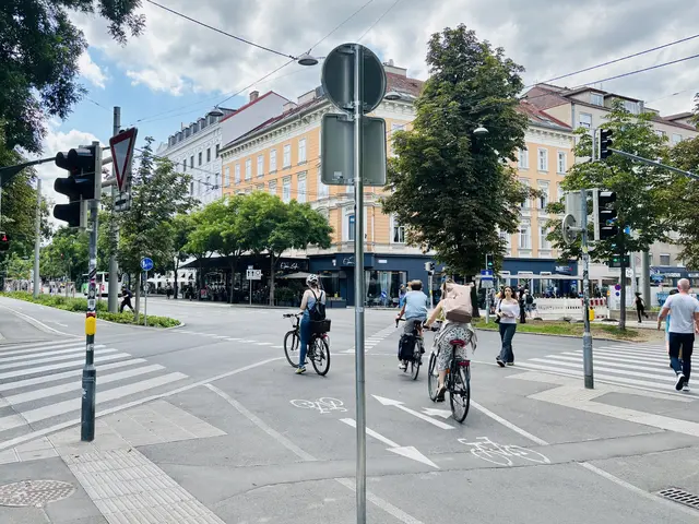 Ist die Ampel am Opernring rot, biegen viele Radfahrerinnen und Radfahrer in Richtung Hans-Sachs-Gasse ab. | Foto: MeinBezirk/Andreas Strick