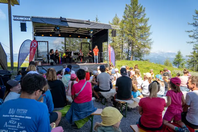 Auf der Bühne sind neben Musikern auch Schauspieler zu finden.  | Foto: Christina Fleissner / JOSalzburg