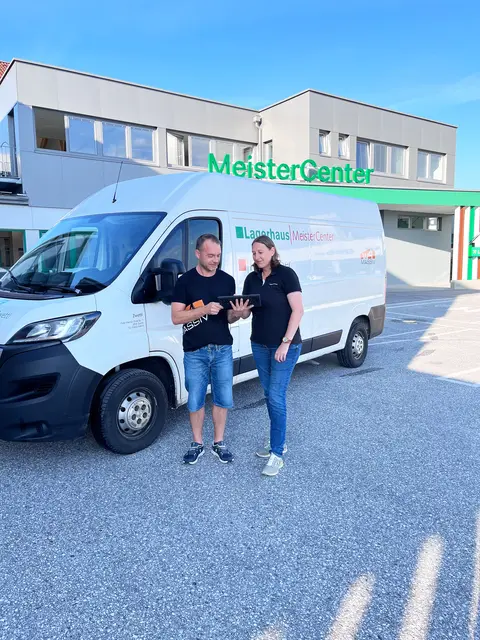 Fliesenlegermeister Stefan Rogner und Projektleiterin Marina Ertl freuen sich über die erfolgreiche Umsetzung der digitalen Arbeitsnachweise im MeisterCenter. | Foto: Lagerhaus Zwettl